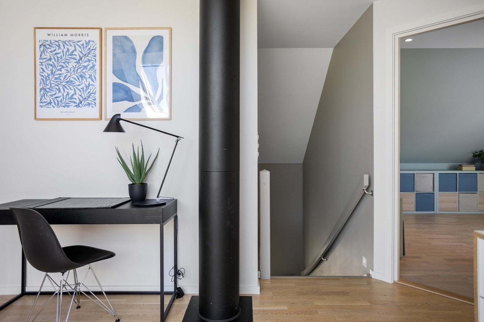 Det flere møbleringsmuligheter i loftstuen - også plass for hjemmekontor Galleribilde