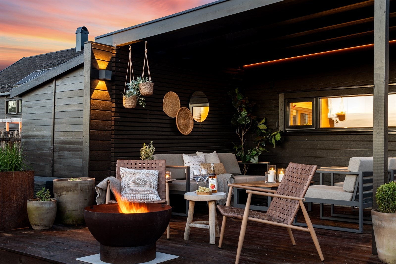 Her kan man nyte solnedgangen ved bålpannen Galleribilde