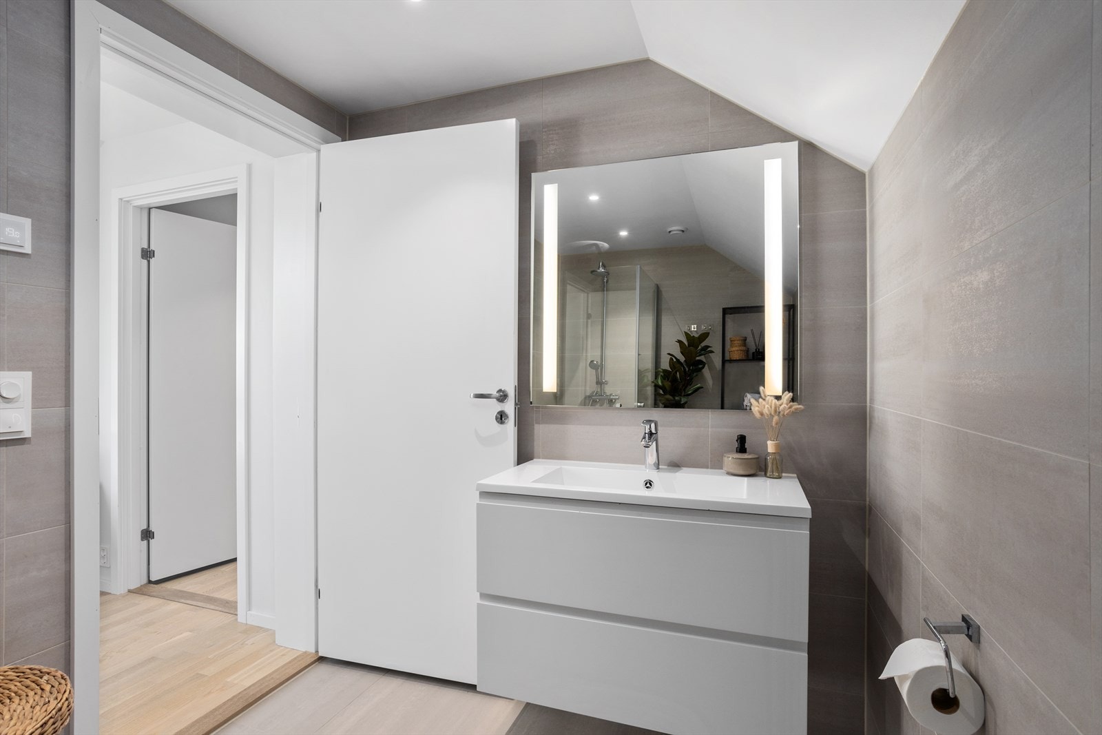 Det er ett lekkert bad i 2. etasje med lekre fliser og moderne innredning Galleribilde