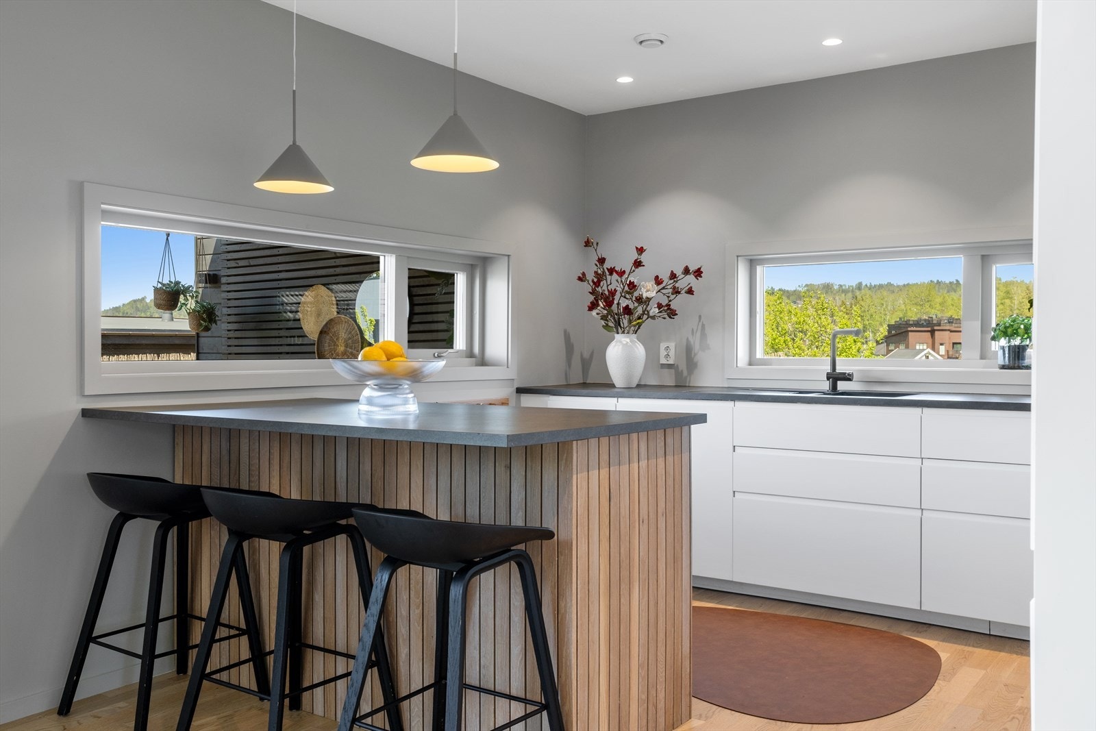 Koselig spiseplass ved kjøkkenøya - Perfekt for frokosten eller morgenkaffen Galleribilde