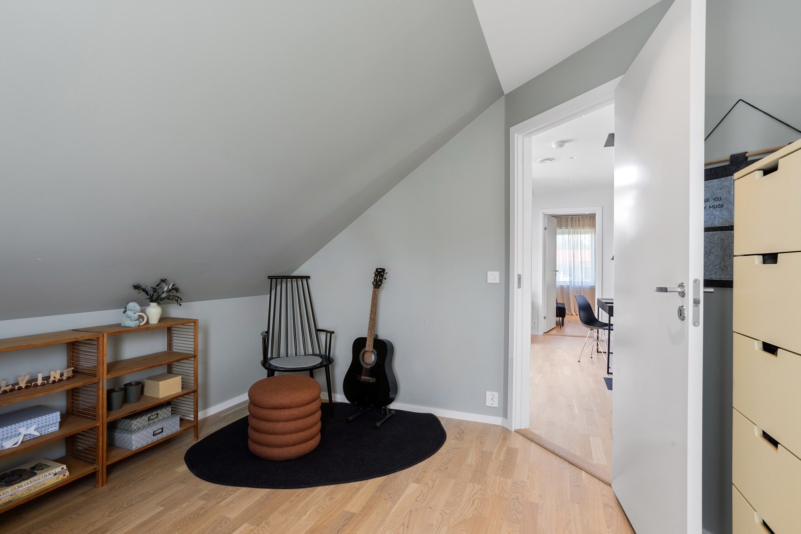 Det er også fin plass for leker eller skrivebord for de litt større barna Galleribilde