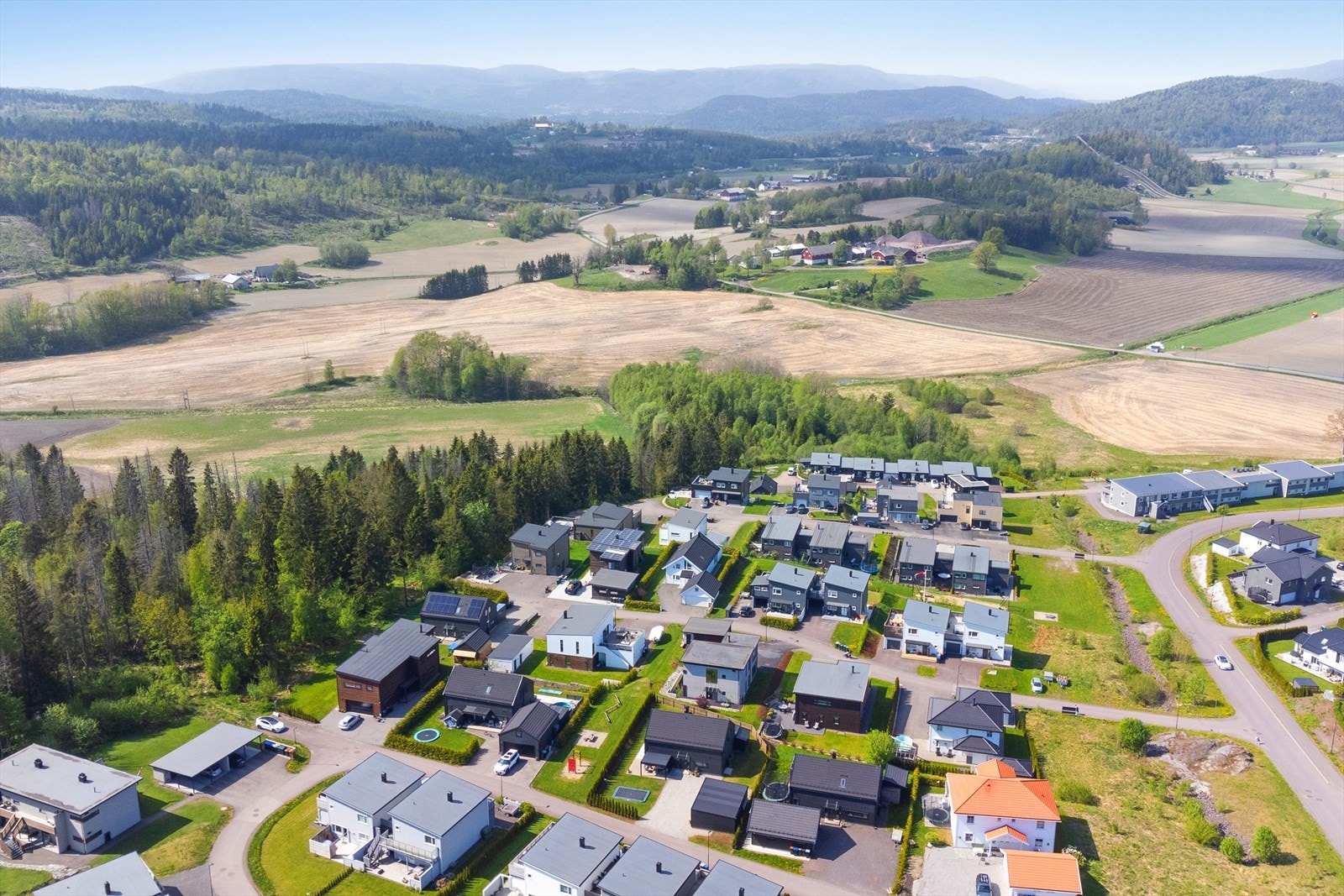 Selger forteller at det kjøres opp løyper på vinterstid på jordet nedenfor feltet til stor glede for store og små Galleribilde