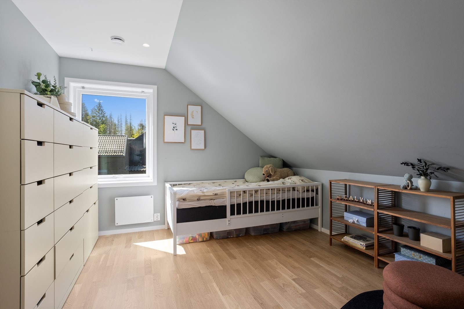 Soverom 2 har god plass for seng og garderobeinnredning Galleribilde