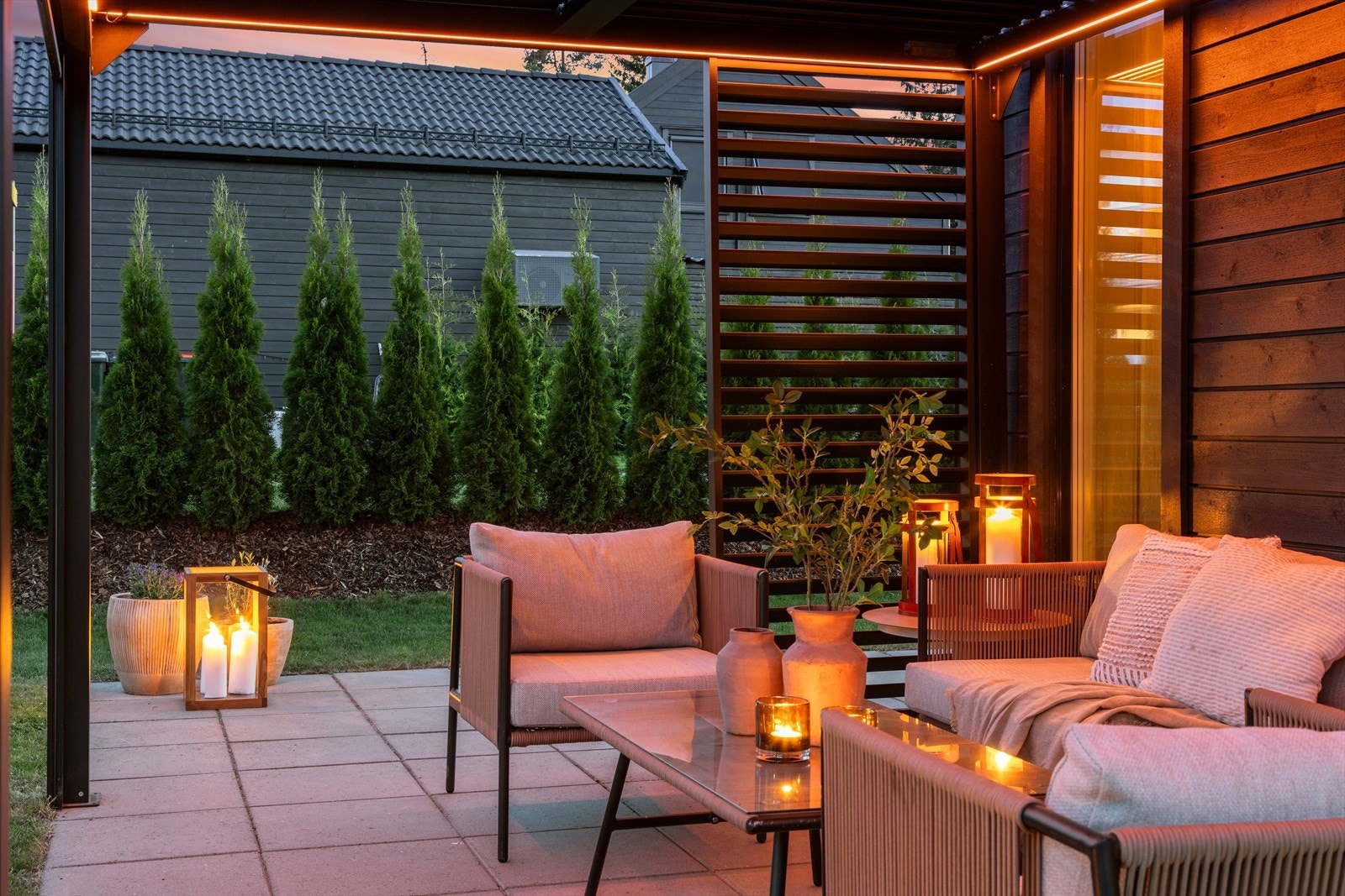 Både vegg mot hage og tak på pergolaen kan åpnes om man ønsker mer lys - koselig kveldsstemning Galleribilde