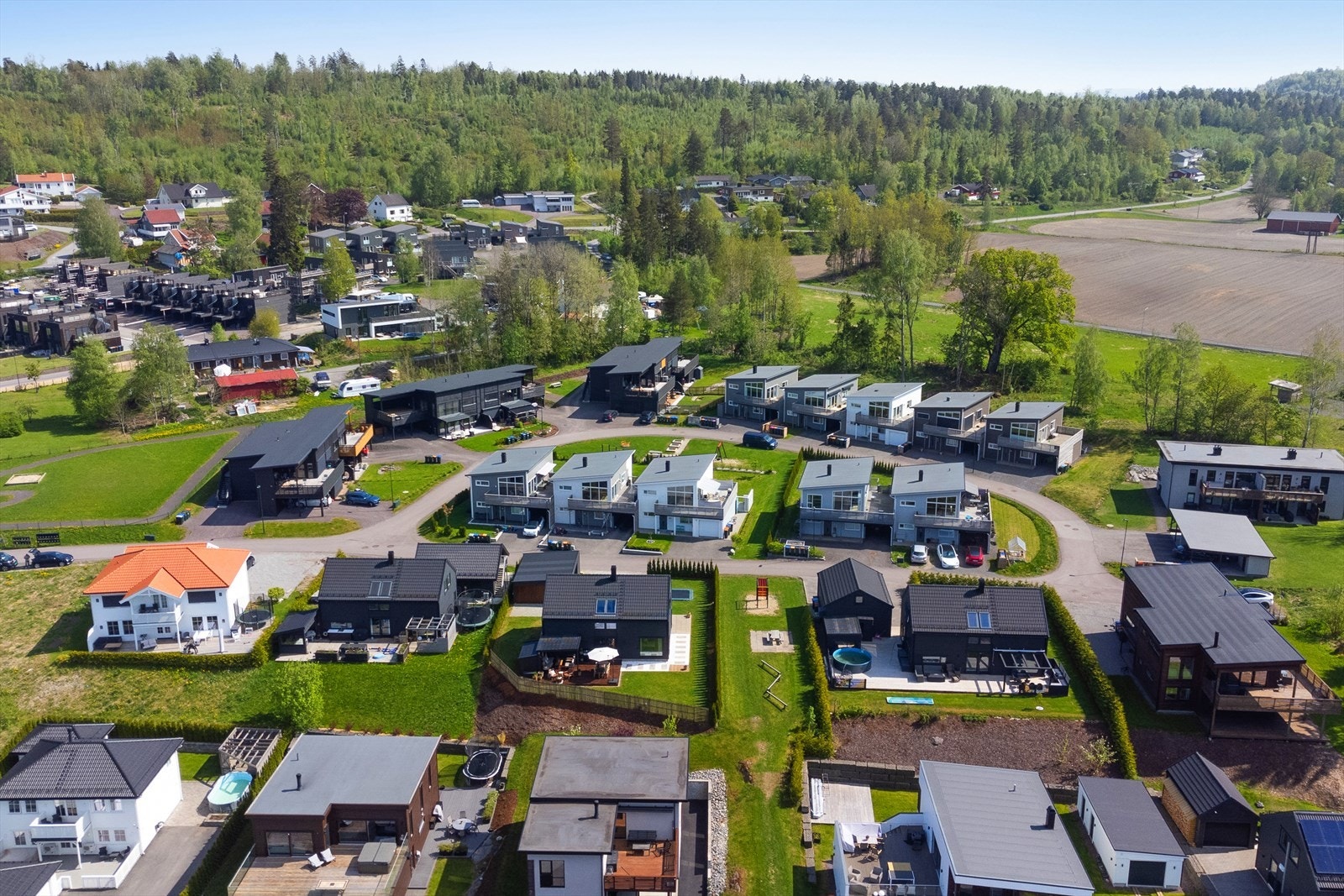 Boligen ligger i ett nyere boligfelt, med lekeplass som nærmeste nabo - meget barnevennlig Galleribilde