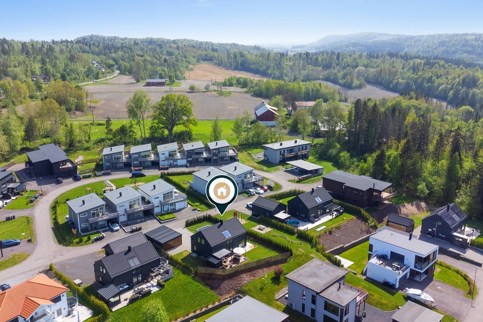 Boligen ligger fint i feltet med ingen gjennomgangstrafikk - meget barnevennlig Galleribilde