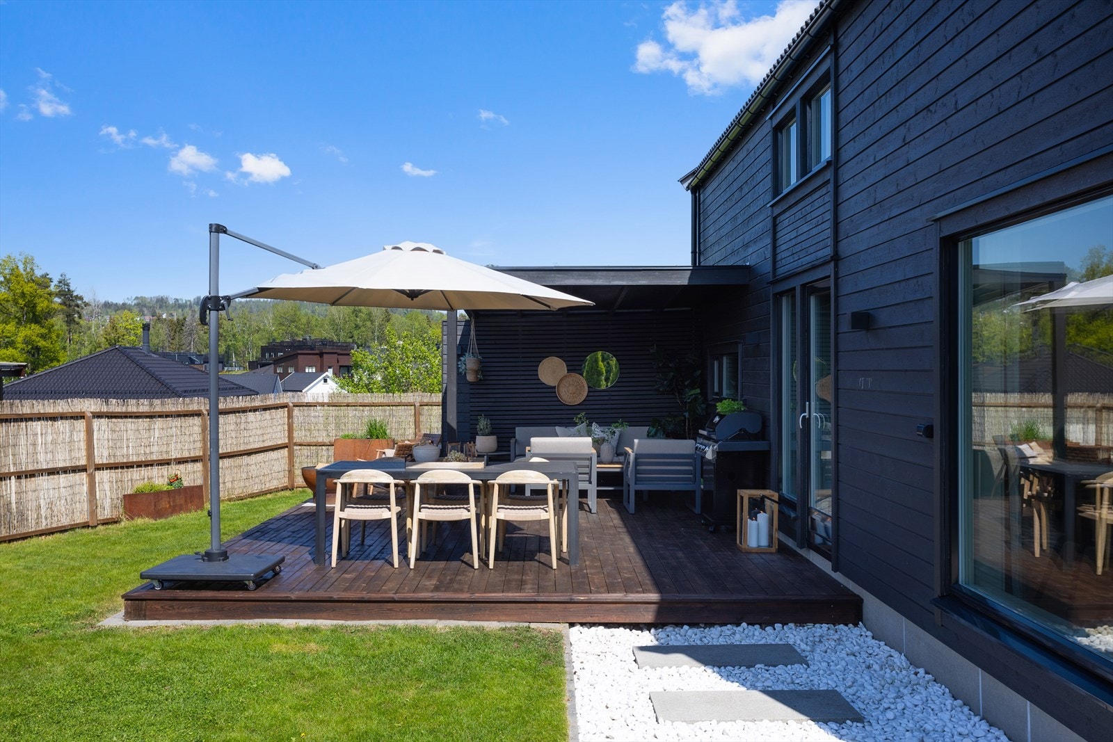 Markterrassen er meget romslig og har god plass for diverse møblement Galleribilde