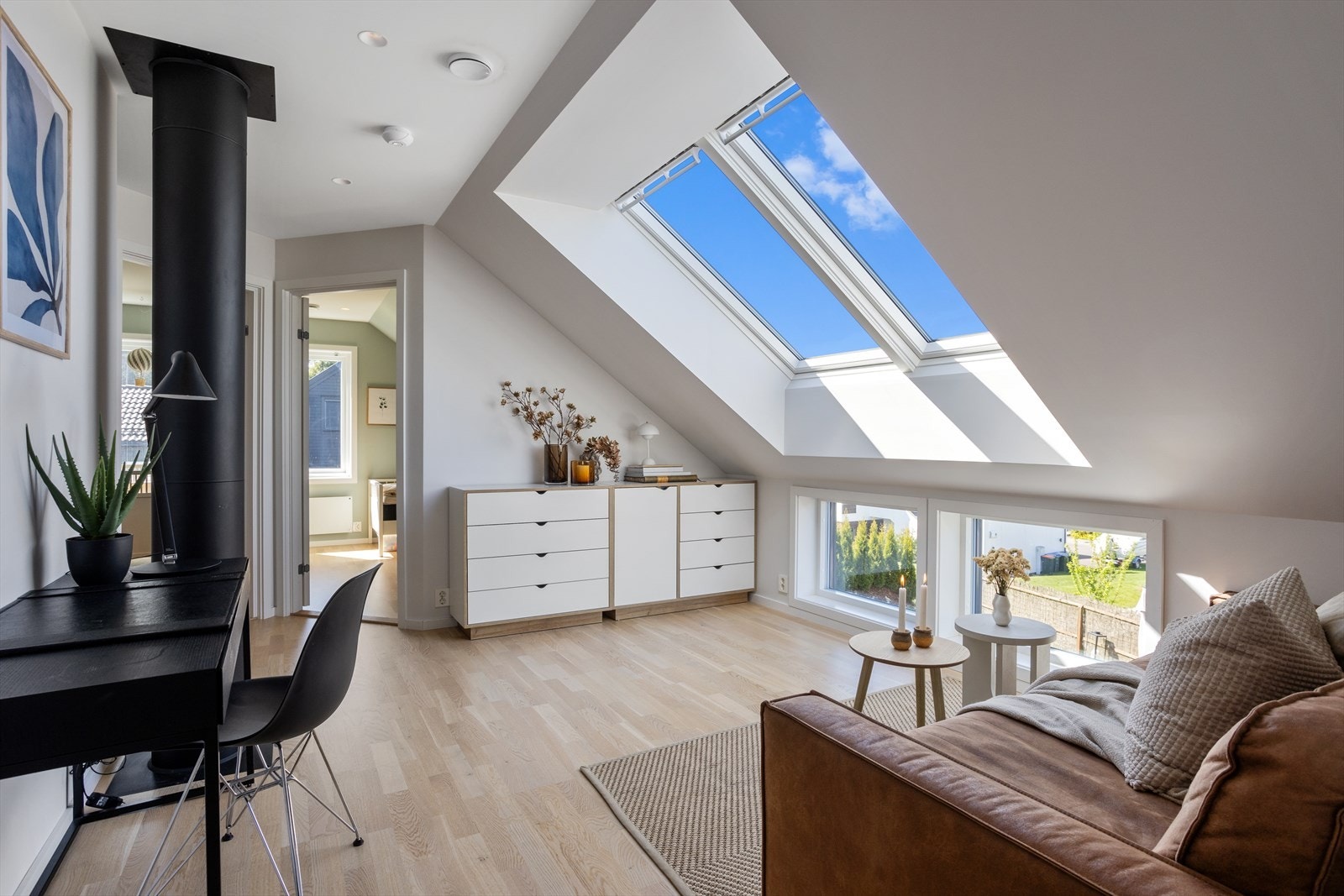 Det er en lekker loftstue i 2. etasje med store takvinduer som gir mye godt naturlig lys inn Galleribilde