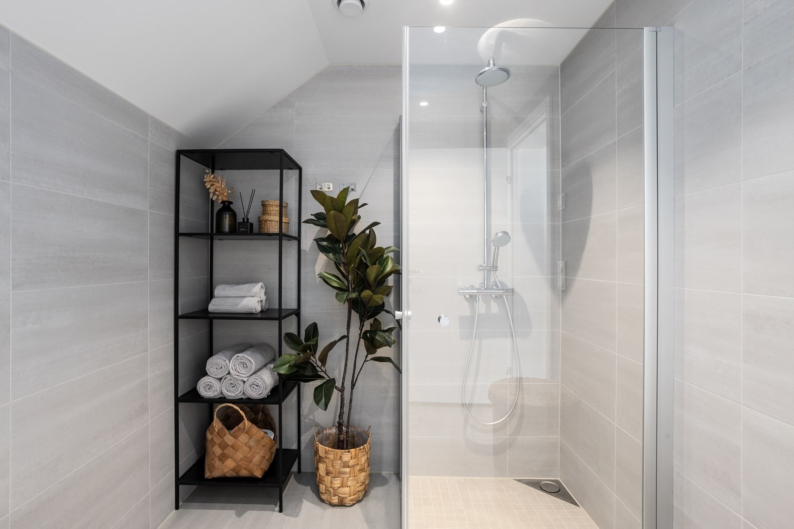 Det er også plass for oppbevaring på badet Galleribilde