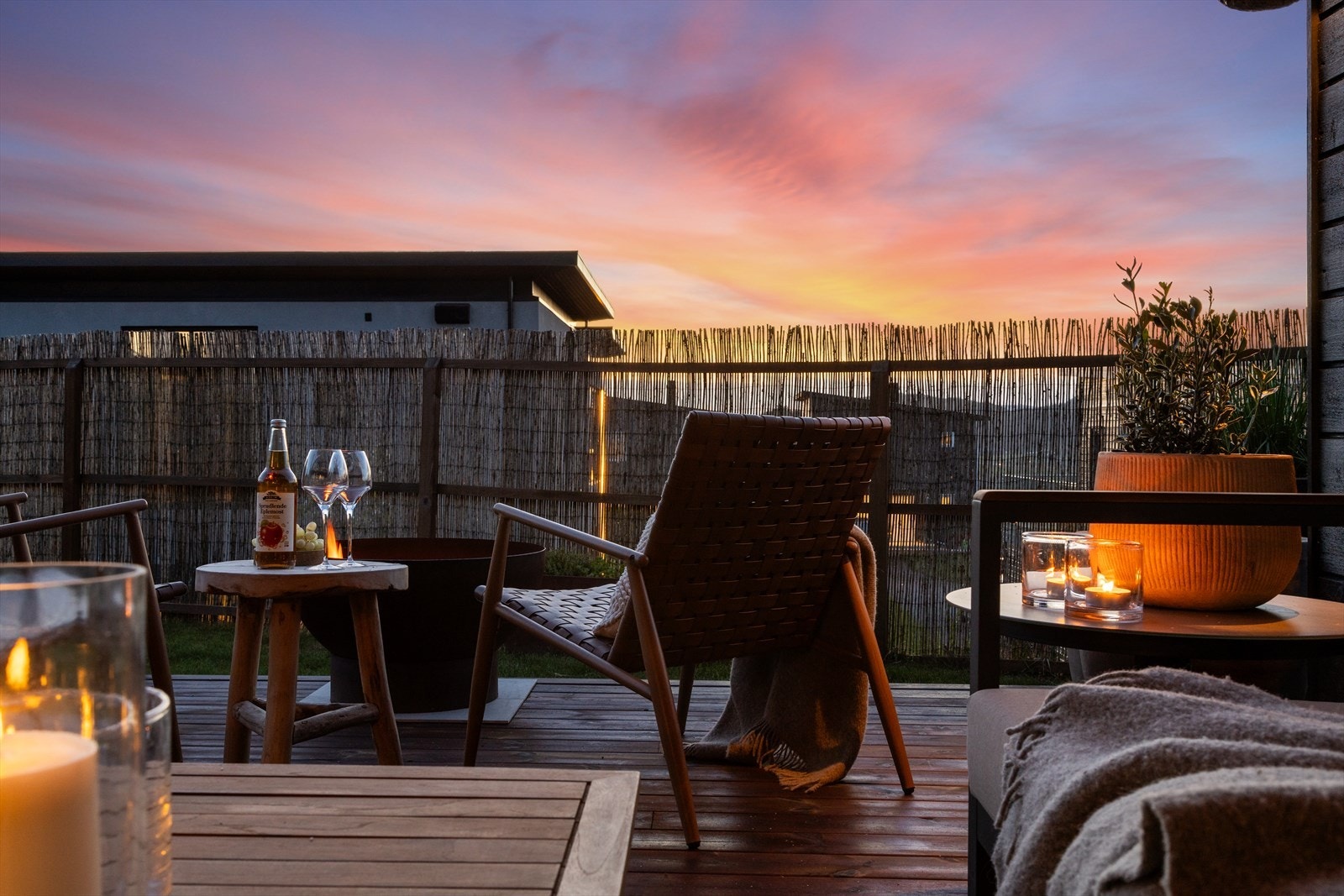 Selger forteller om sol på terrassen helt til 22.30 midtsommers Galleribilde