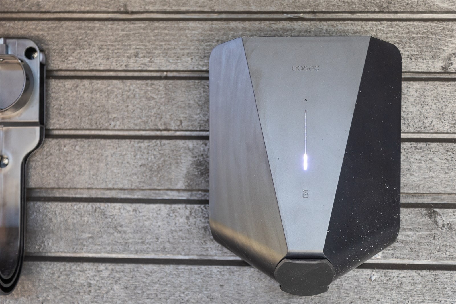 Det er montert 2 elbil ladere i carporten Galleribilde