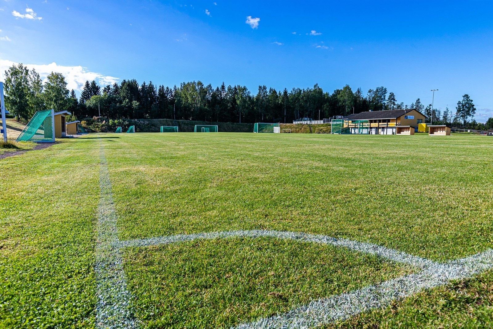 Ved skolen er det også stor fotballbane i gangavstand fra boligen Galleribilde