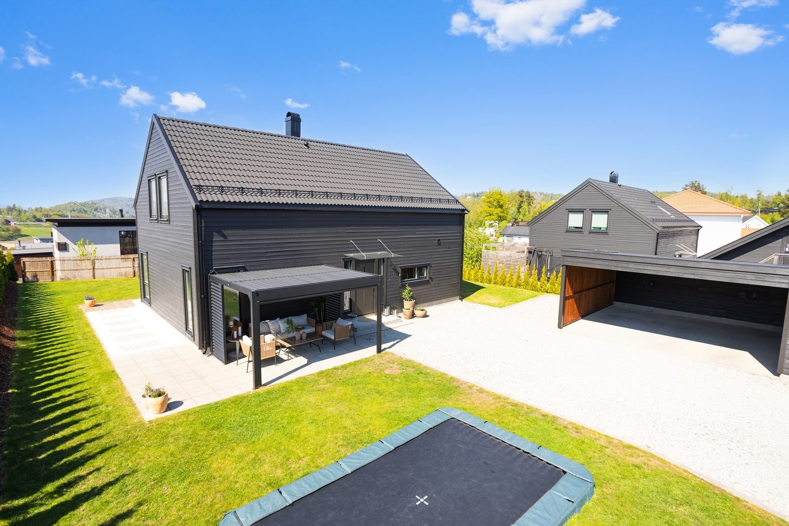 Tomten er på 713 kvm og er meget godt utnyttet og pent opparbeidet Galleribilde