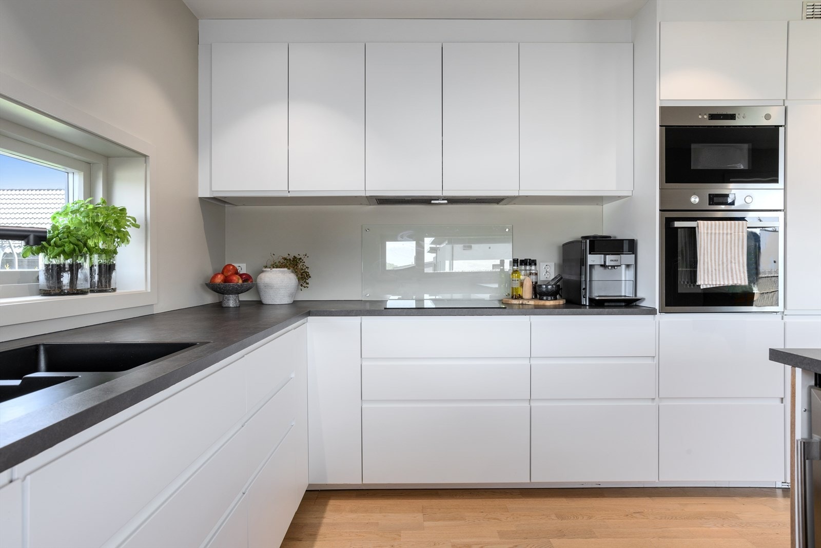 Det er integrerte hvitevarer som oppvaskmaskin, stekeovn, platetopp og mikro samt kjøl- og fryseskap Galleribilde