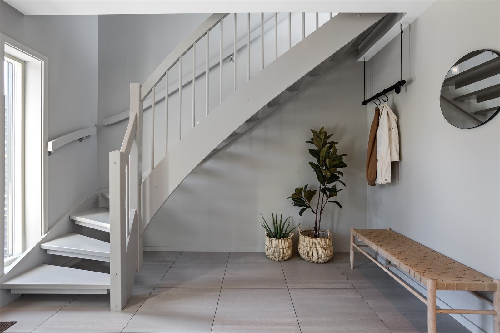 Stilig trapp som er malt opp i samme farger som veggen leder opp til 2. etasje Galleribilde