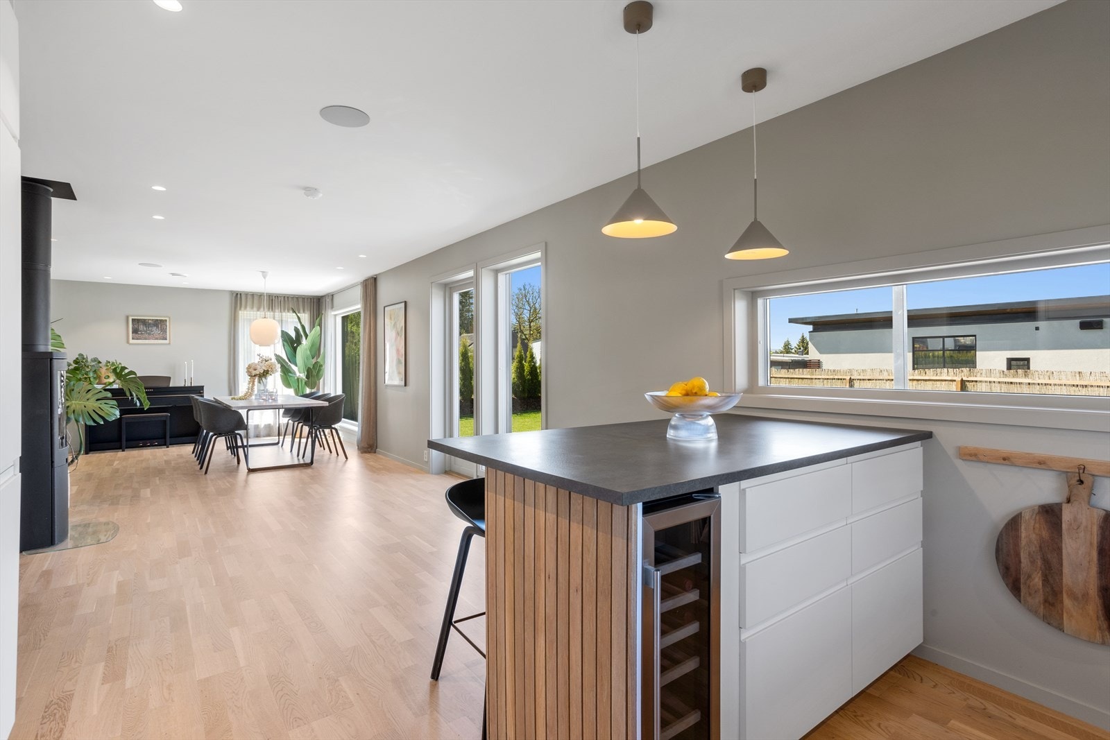 Kjøkkenet har en åpen løsning mot stuen, noe som gjør det enkelt med sosiale sammenkomster Galleribilde