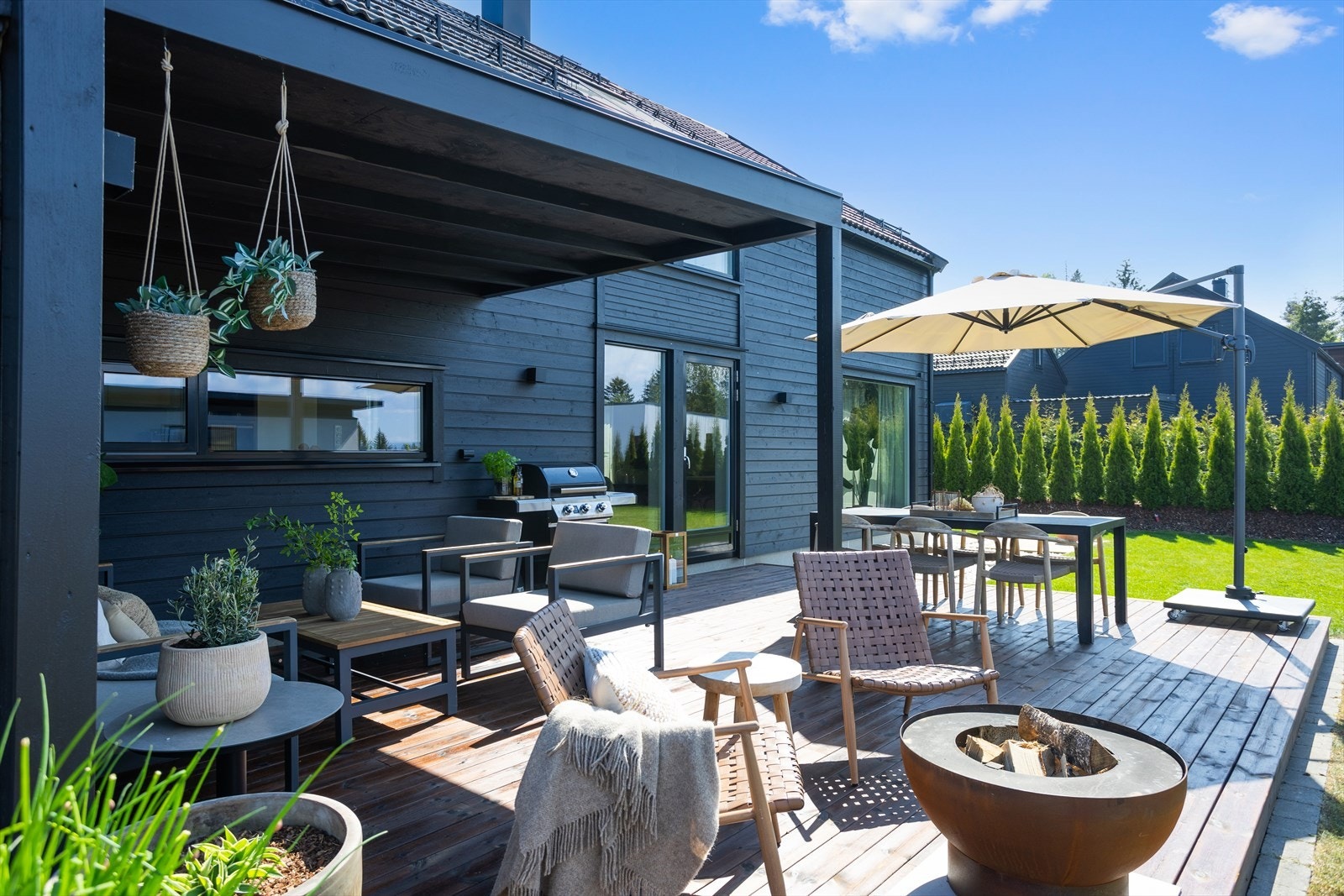 Ut på terrassen er en delvis overbygget uteplass som ligger pent avskjermet Galleribilde