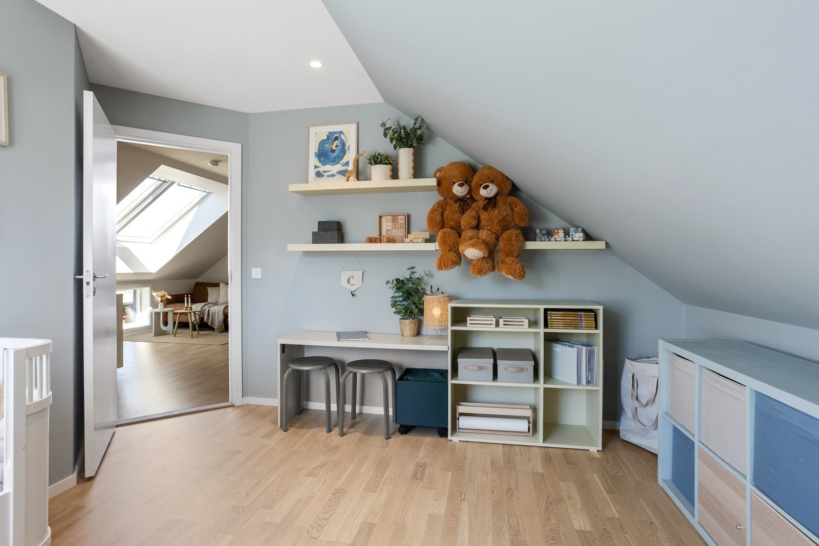 Fin plass for garderobeinnredning eller skrivebord også her Galleribilde