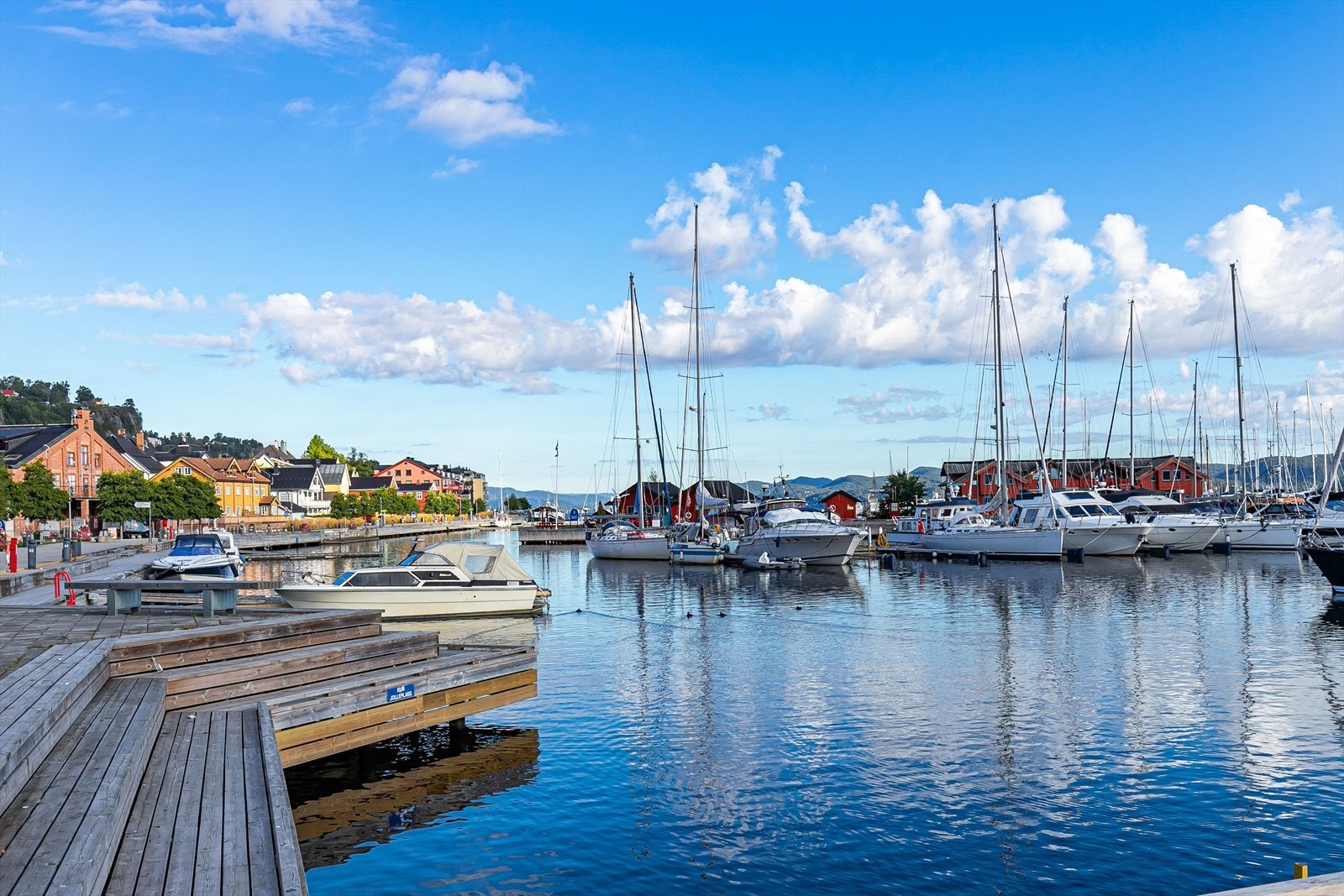 Holmestrand sentrum har stor båthavn og yrende sommerliv Galleribilde