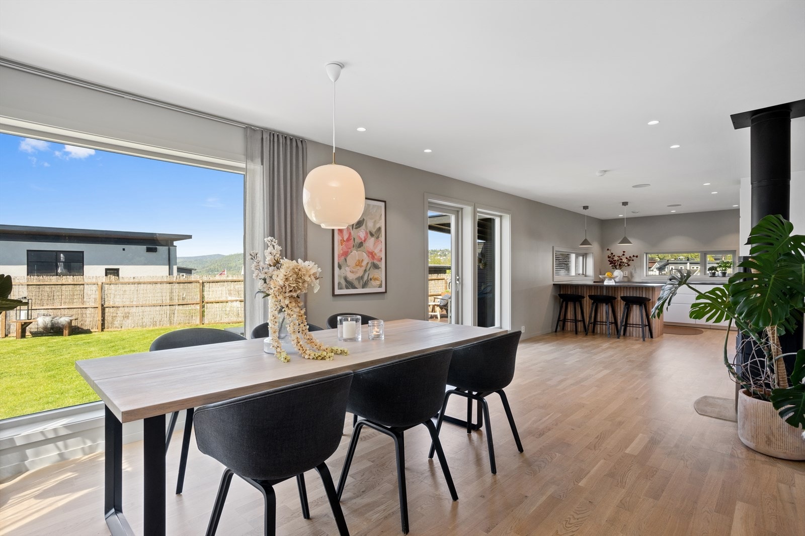 Boligen holder en meget god og høy standard - mellom spisestue og kjøkken er utgang til de flotte uteplassene Galleribilde