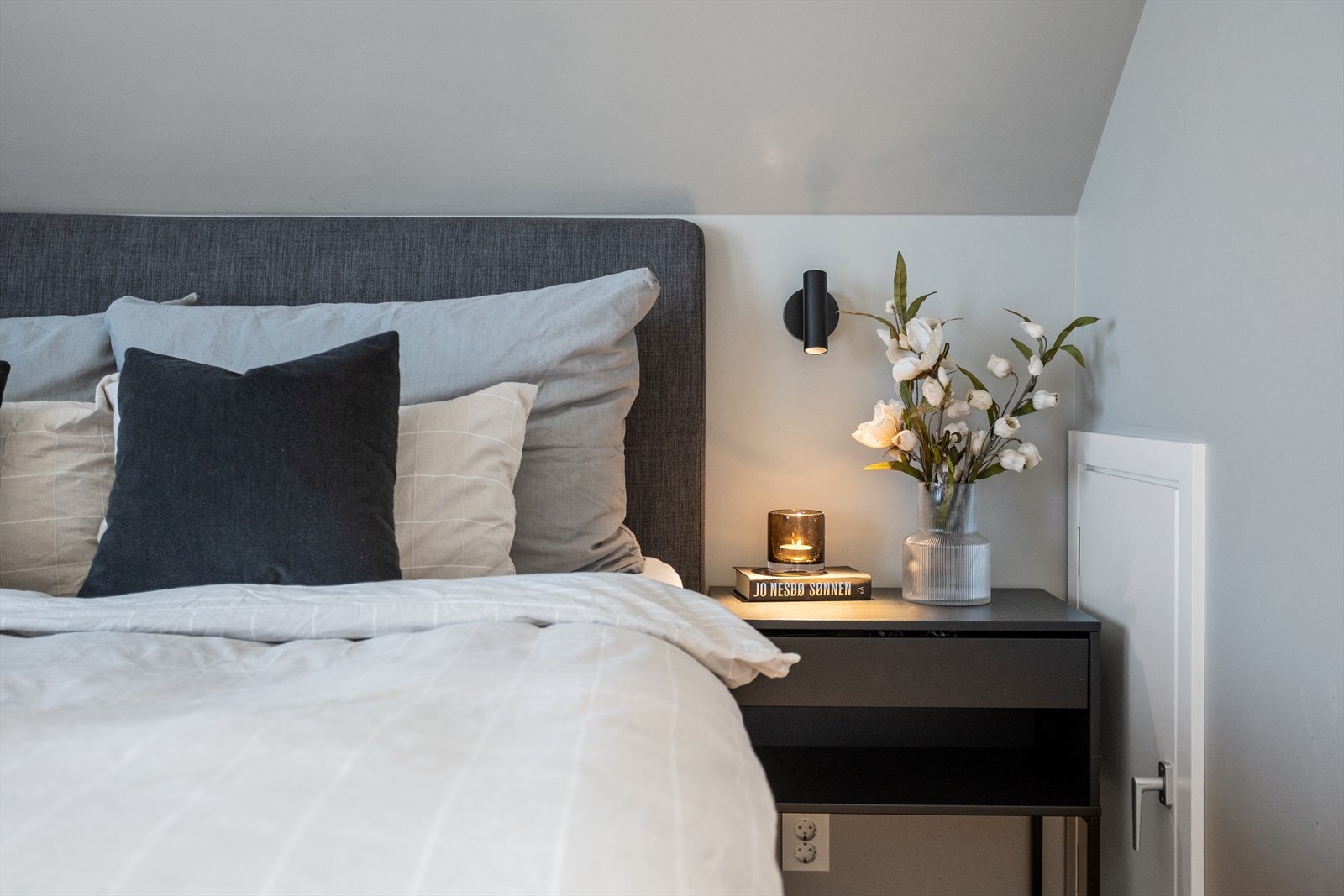 Kneloft for lagring ved sengen Galleribilde