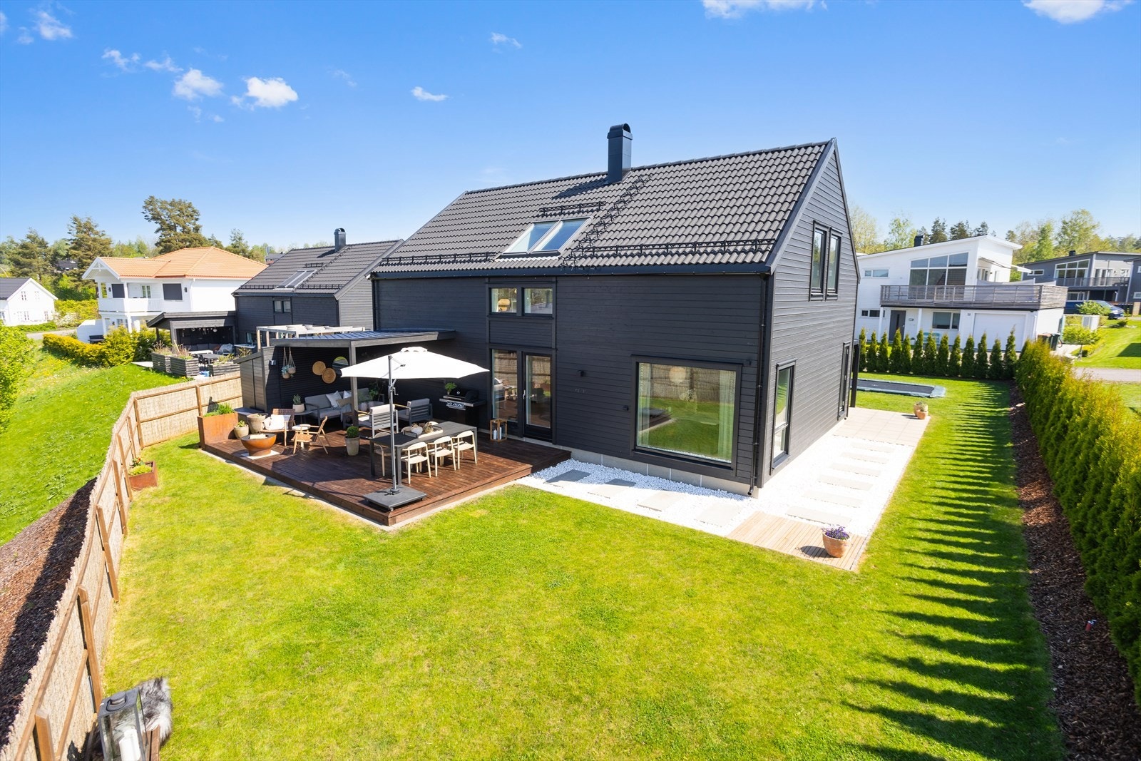 Romslig og fin hage som er meget pent opparbeidet Galleribilde