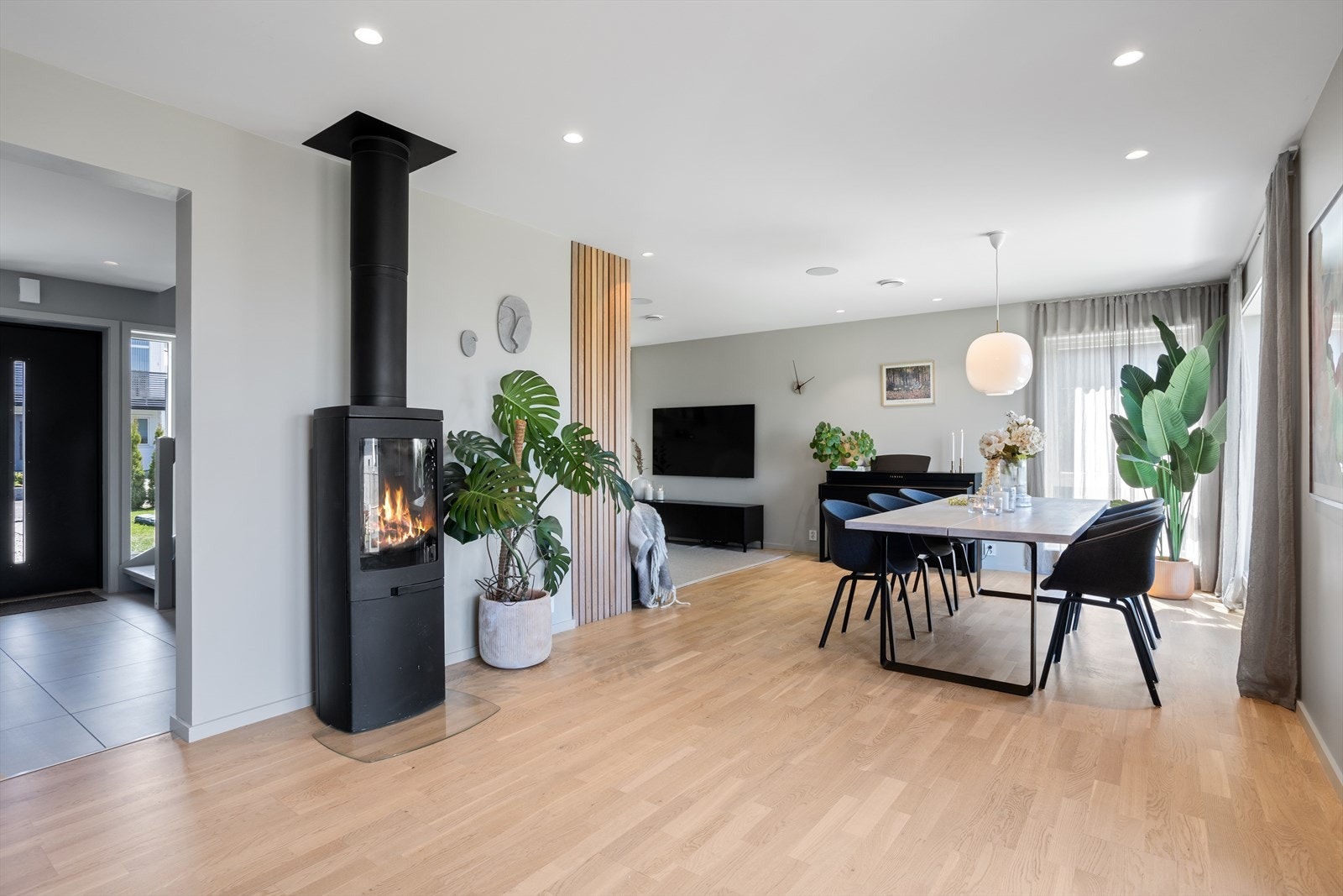 Videre inn kommer du til en romslig stue med åpen løsning Galleribilde