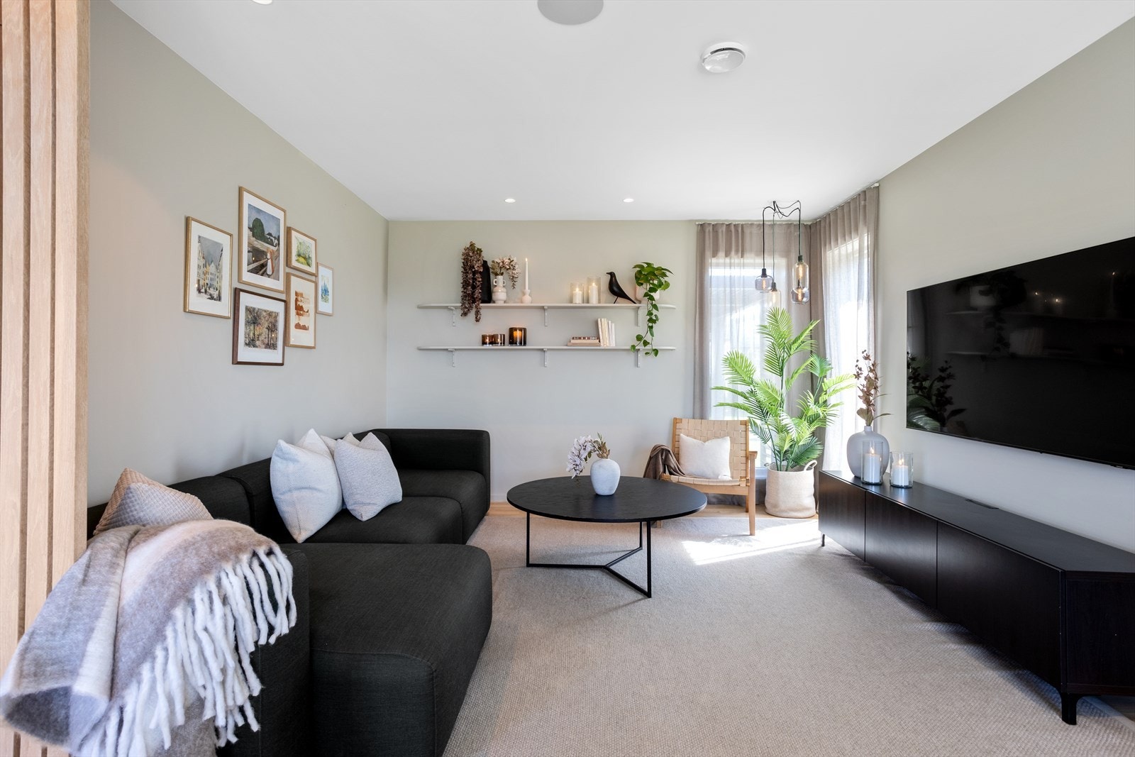 Godt lys inn fra hjørnevinduene - Det er også montert høyttalere i taket i flere rom Galleribilde