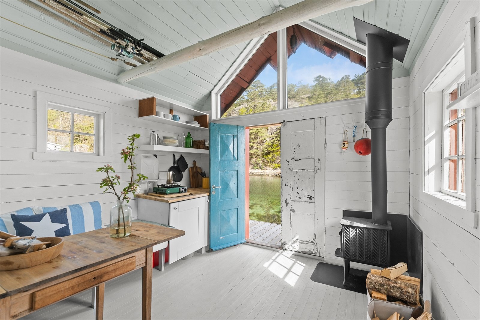 Trivelig innredet og med vedfyring Galleribilde