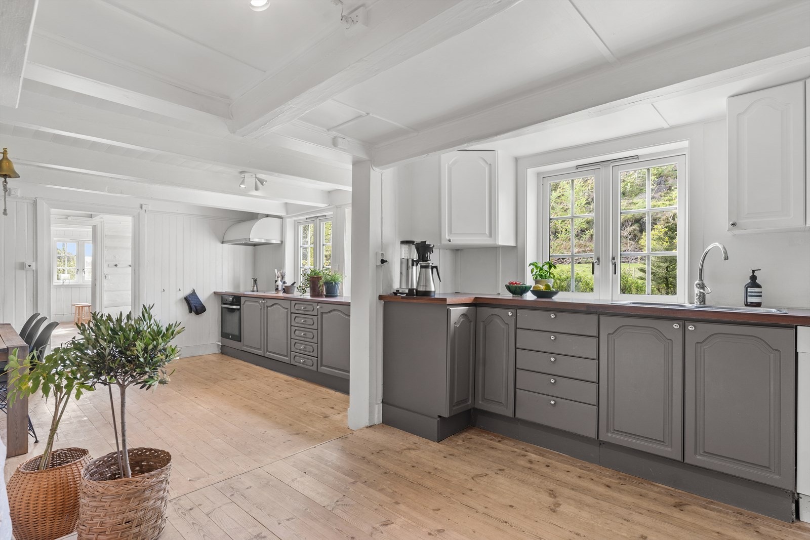 Her er det god benke og skap-plass Galleribilde