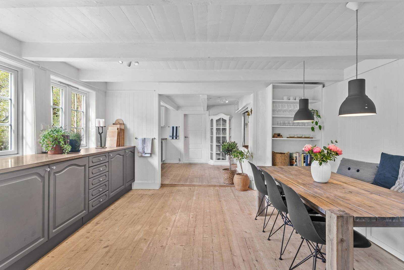 Trivelig kjøkken med god spiseplass til flere Galleribilde