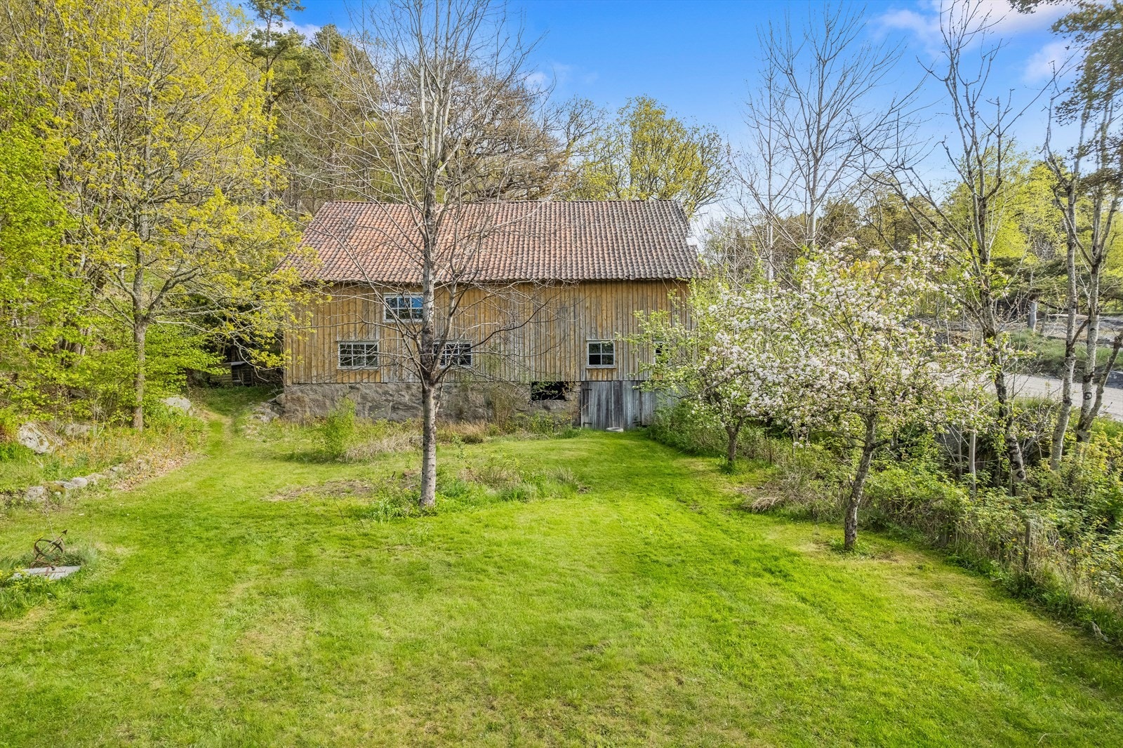 Tilhørende løe Galleribilde