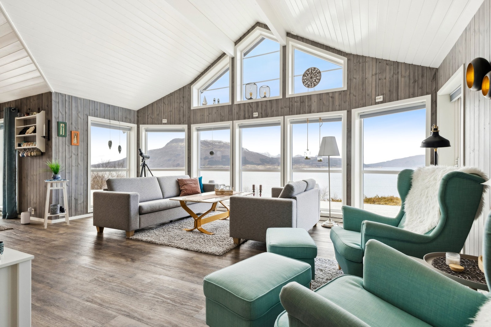 Hytta blir oppvarmet med el. varmekabler i gulv på stue, kjøkken, gang og bad. I tillegg er det vedovn med isolert stålpipe. Galleribilde