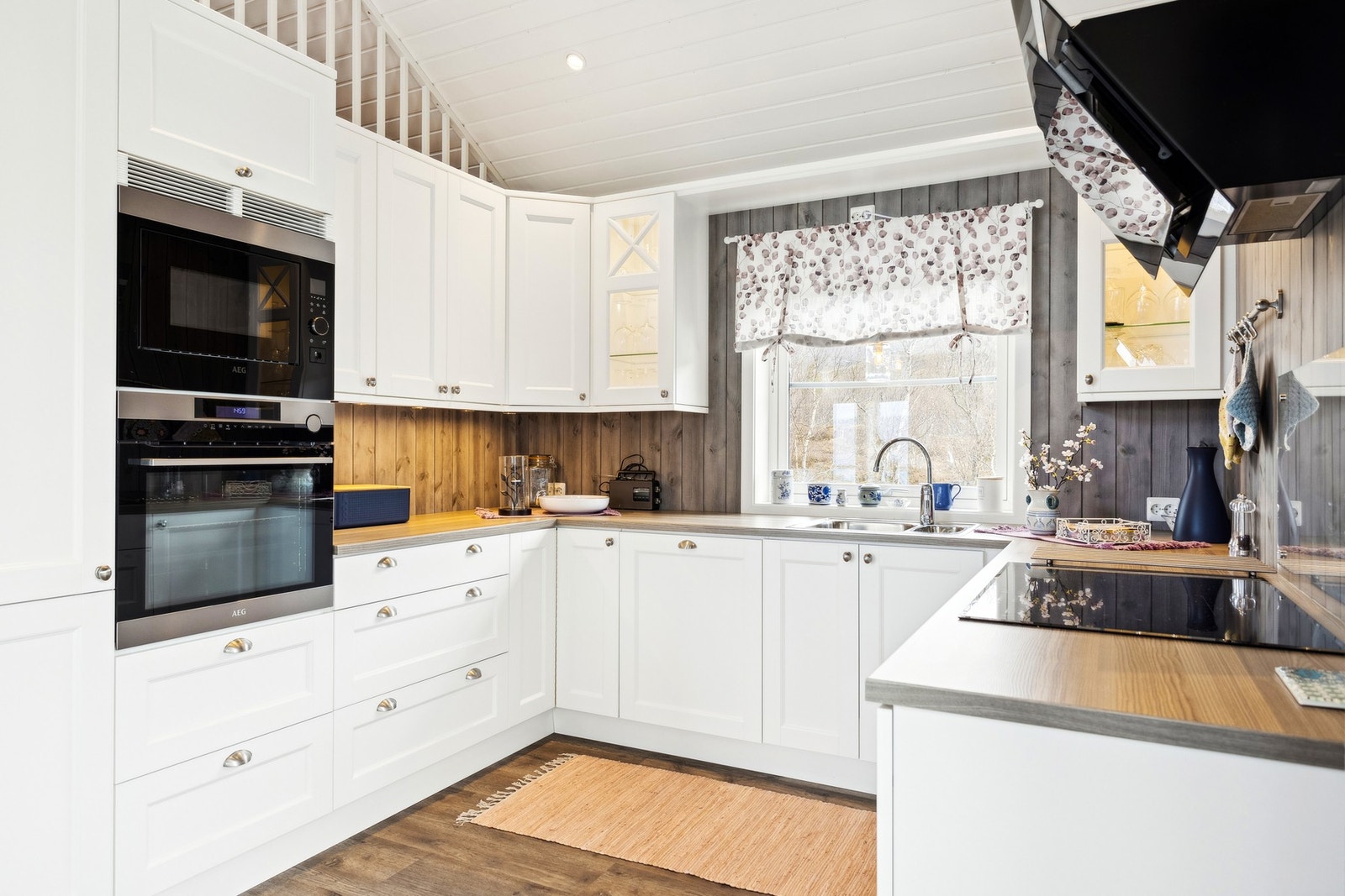 Det er kjøleskap, oppvaskmaskin, komfyr, induksjonstopp, micro, stekeovn, vannstoppsystem og komfyrvakt. Galleribilde