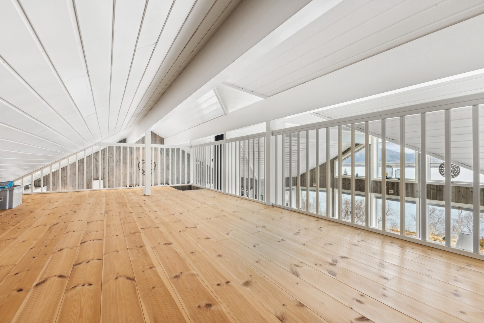 Godt med lagringsplass eller lekeareal for barna. Galleribilde