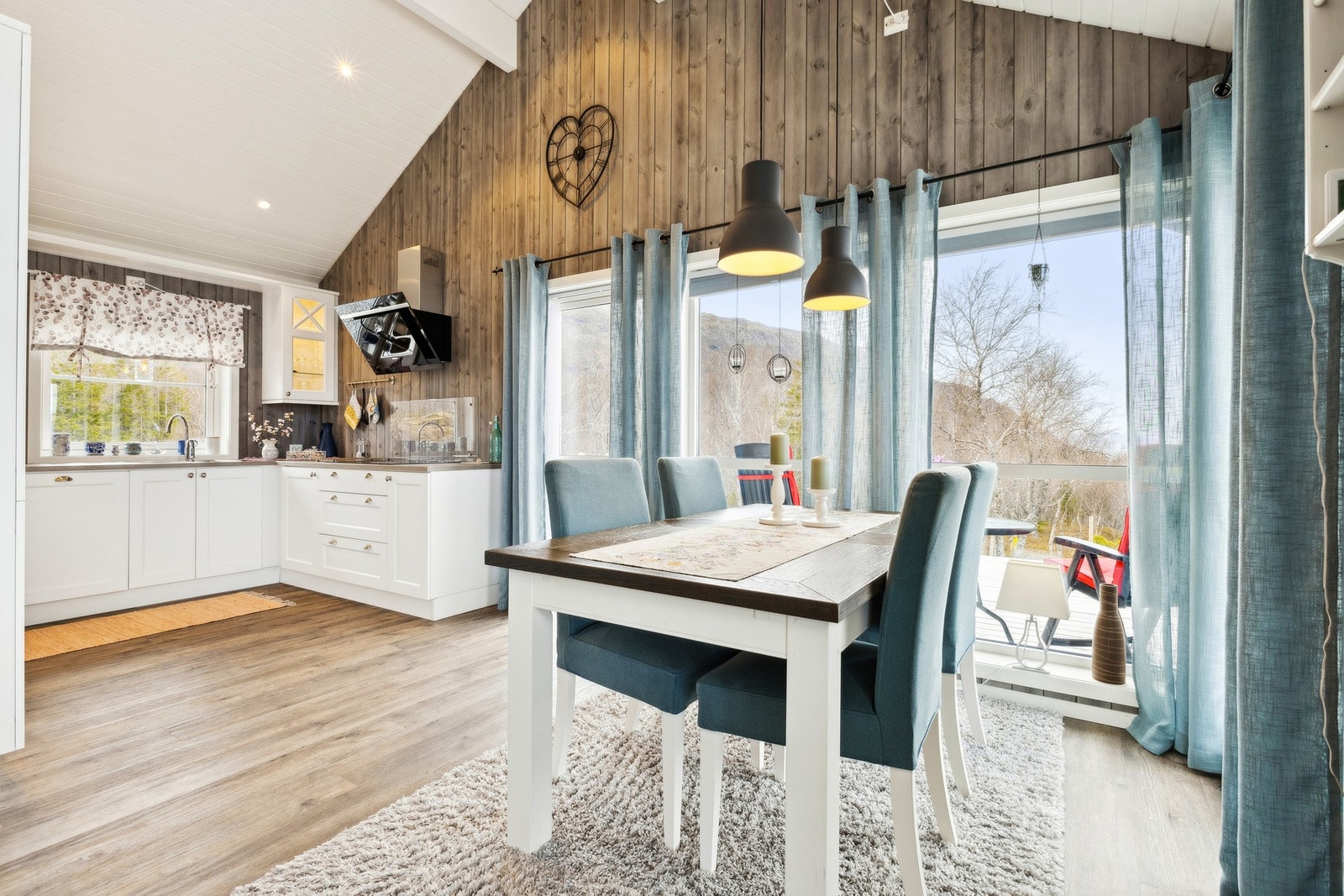 Pen kjøkkenavdeling med god takhøyde og utgang til terrasse. Galleribilde