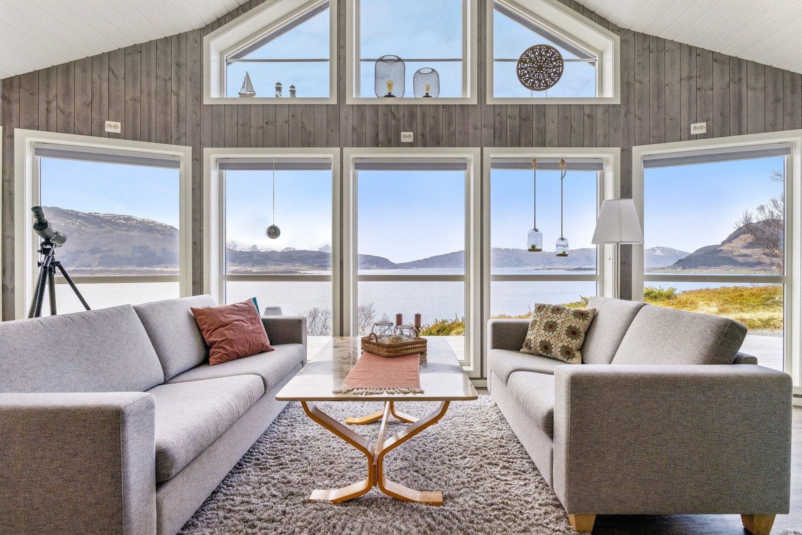 Panoramautsikt mot Hugla, Handnesøya, Nesna m.m. Foto: EFKT. Galleribilde