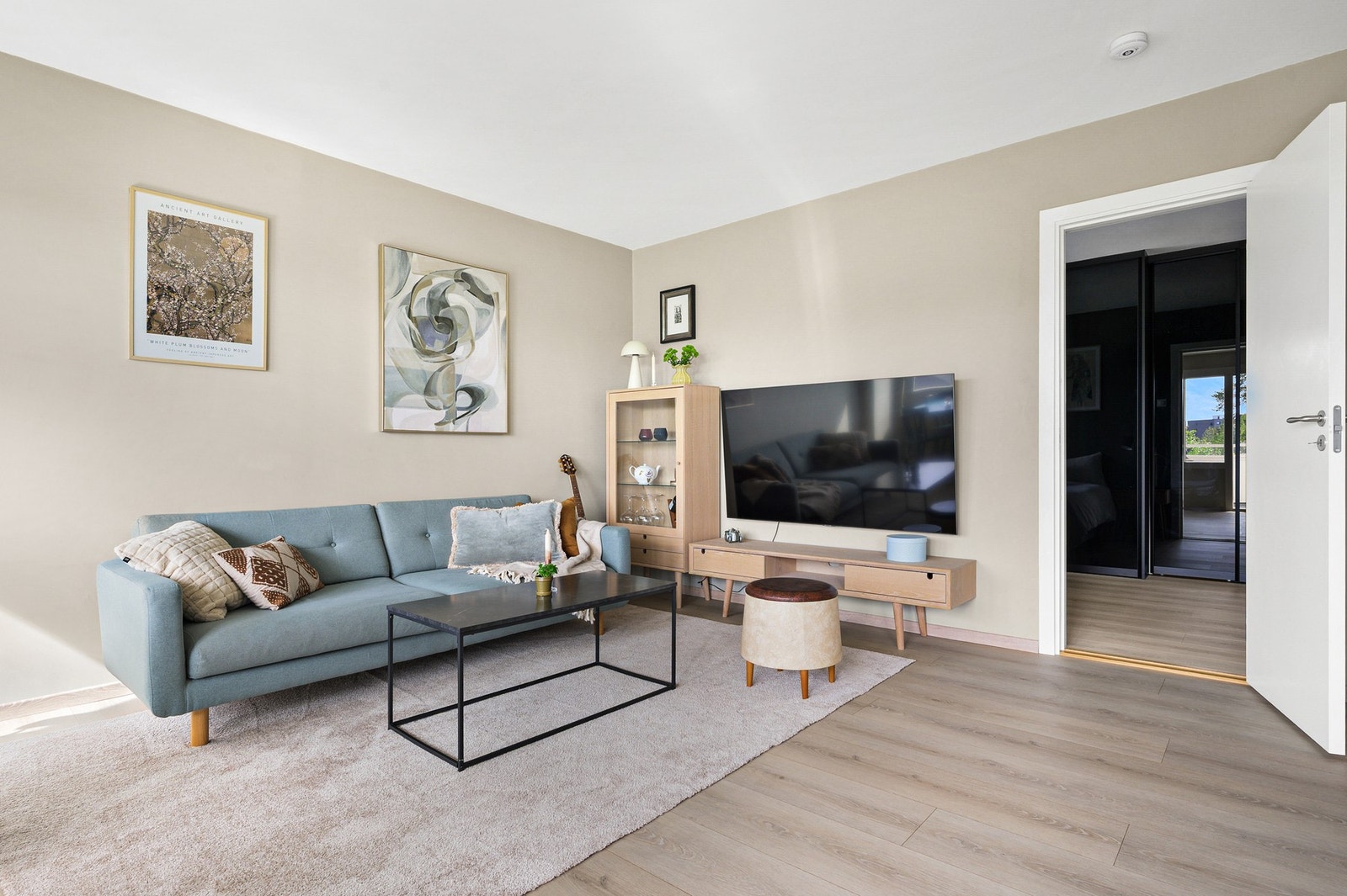Det er god plass til en større sofagruppe og tilhørende møblement. Galleribilde