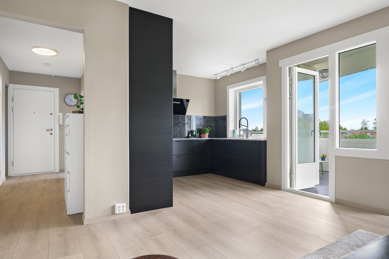 Laminat på gulvene bidrar til et moderne og rent uttrykk i rommene. Galleribilde