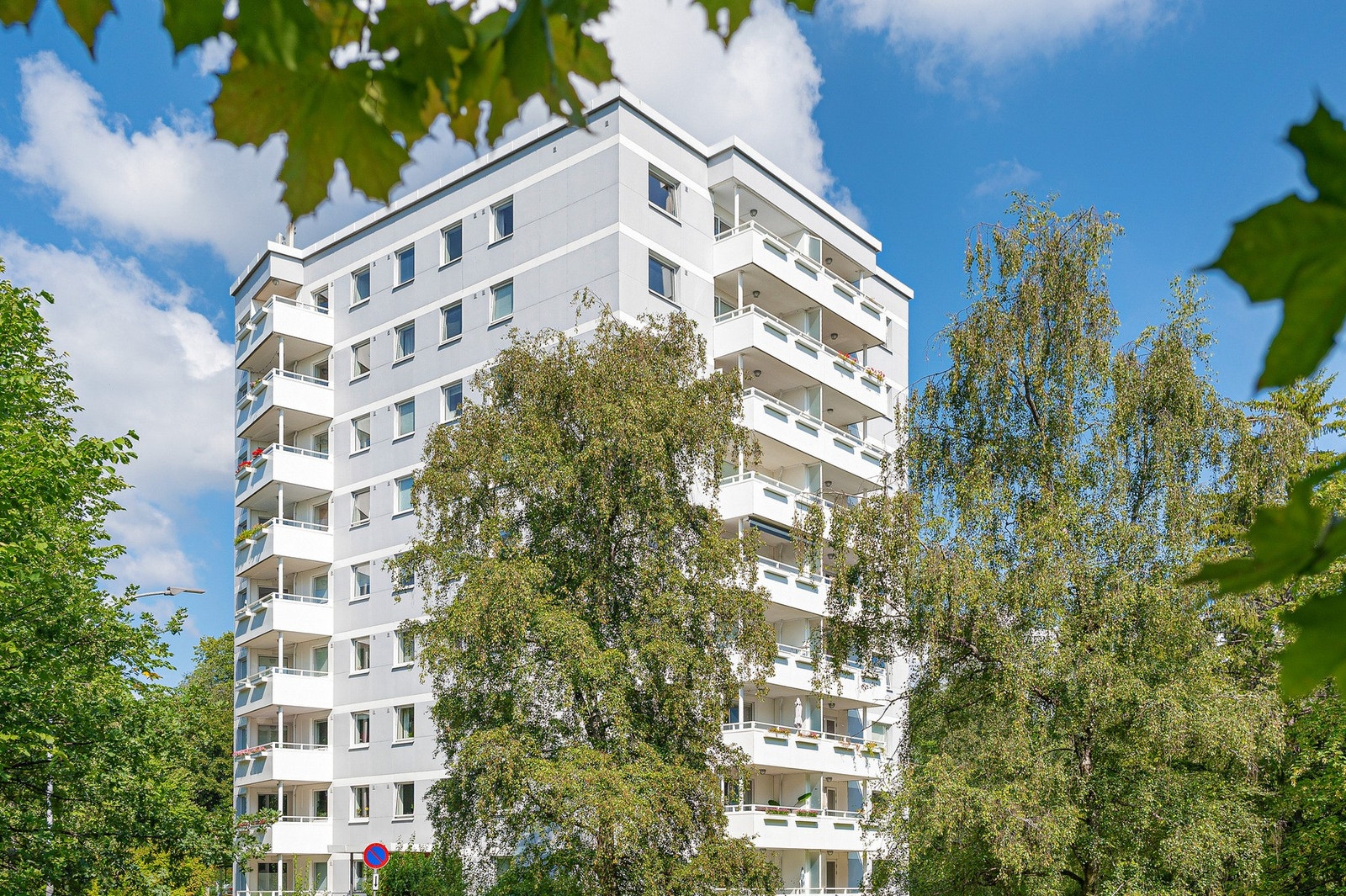 Borettslaget er veldrevet og de har opparbeidet flotte grøntarealer utenfor bygningen. Galleribilde