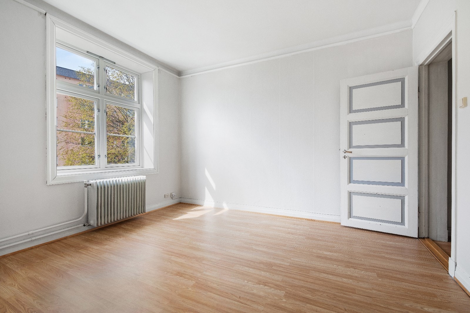 Stuen. Flotte og store vinduskarmer i alle rom som slipper masse lys inn i leiligheten. Galleribilde