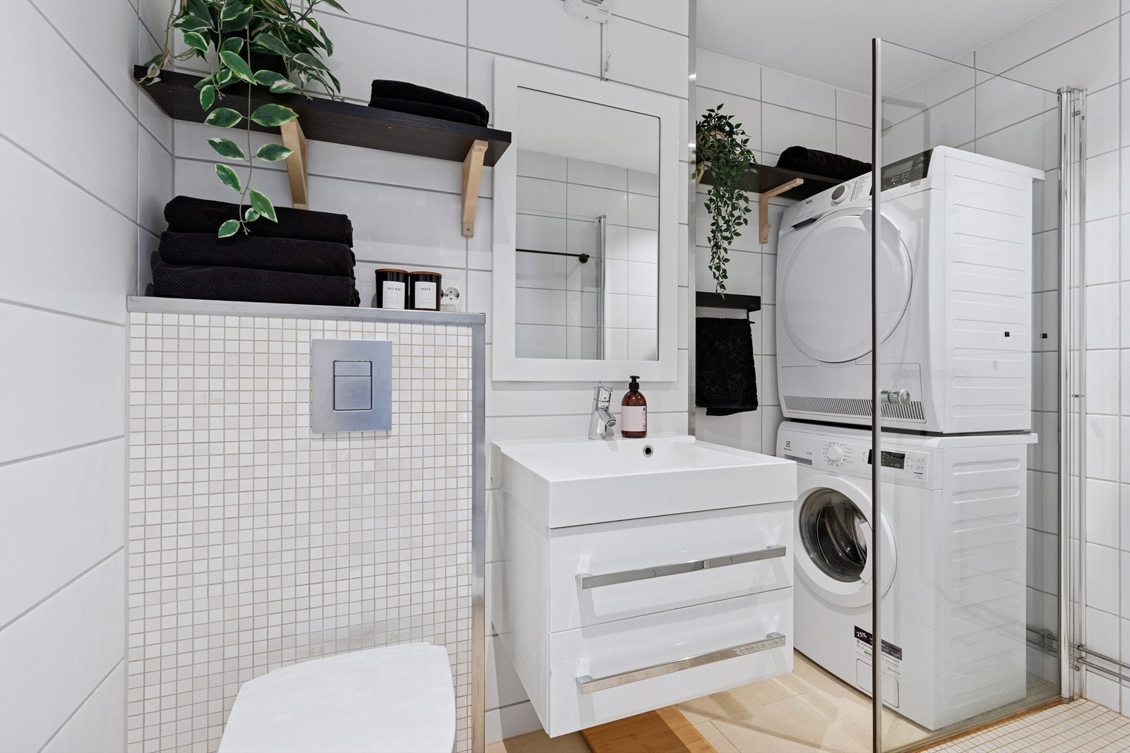 Baderom med opplegg til vaskemaskin Galleribilde