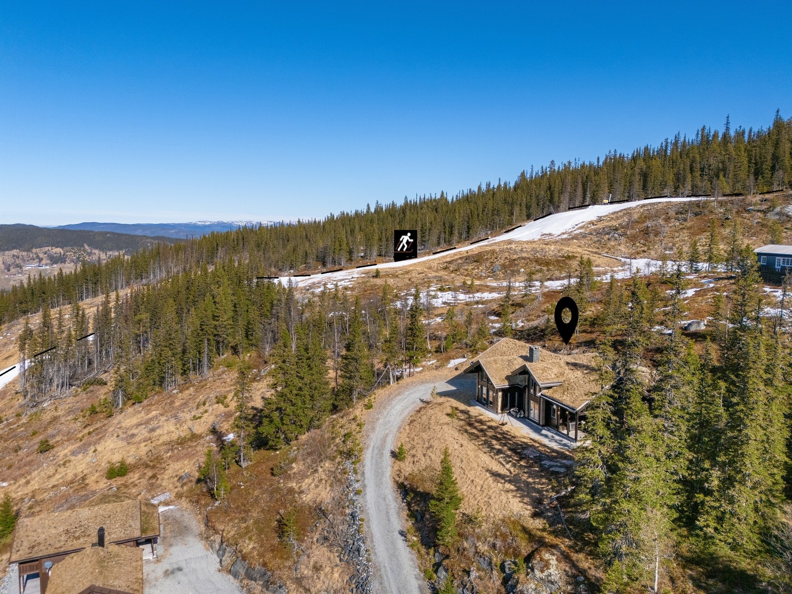 Her ligger du innerst i en blindvei og nærmeste nabo til alpintløypen. Galleribilde