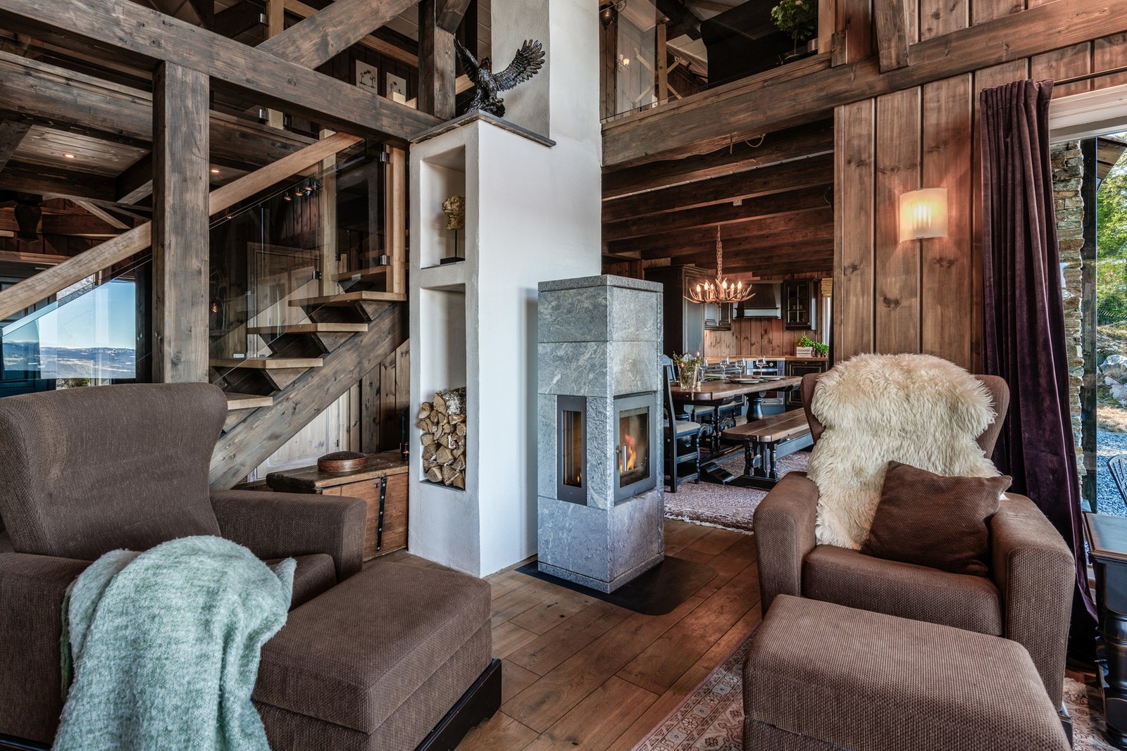 Den lekre peisen varmer godt på kalde vinterdager. Galleribilde