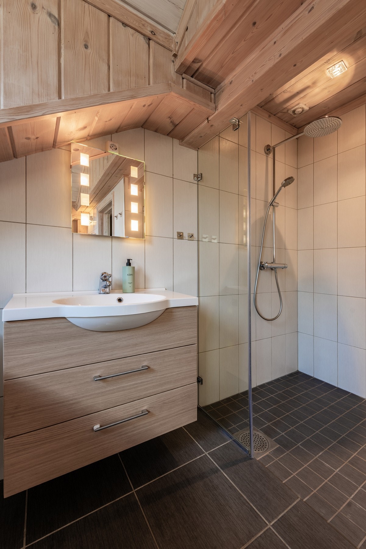 Badet har en stor hjørnedusj Galleribilde