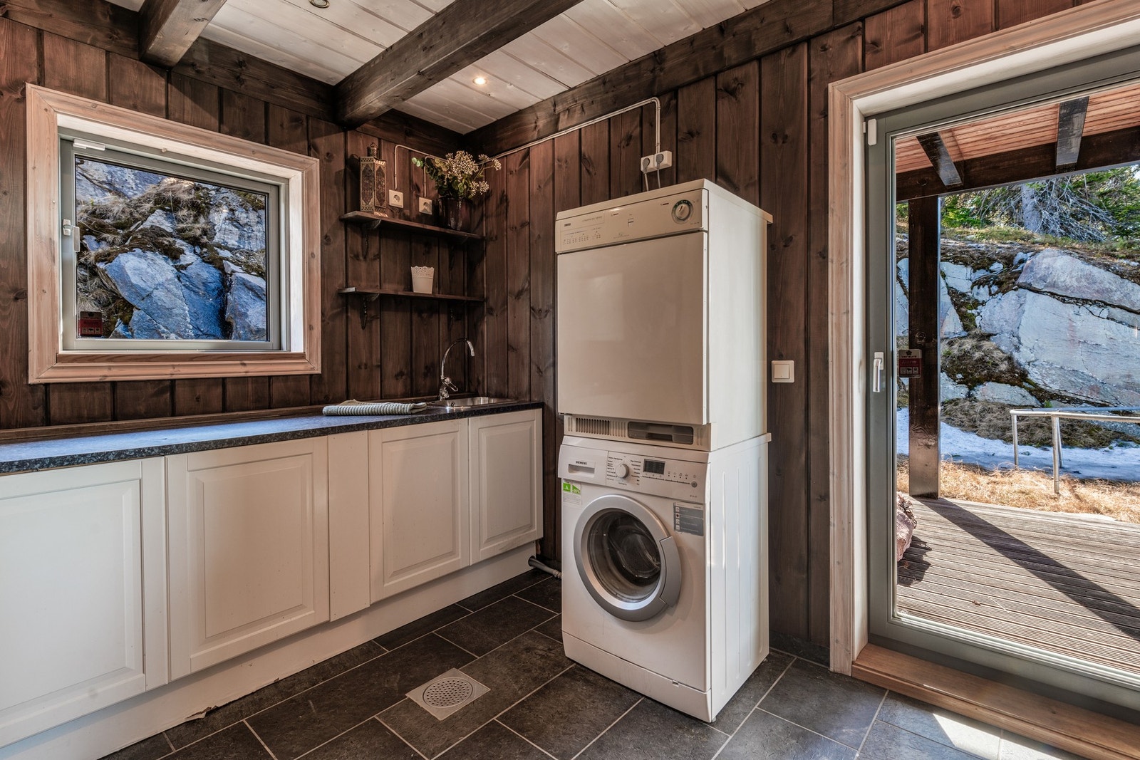 Vaskerom med opplegg til vaskemaskin og tørketrommel. Her er det også utgang til overbygget terrasse. Galleribilde