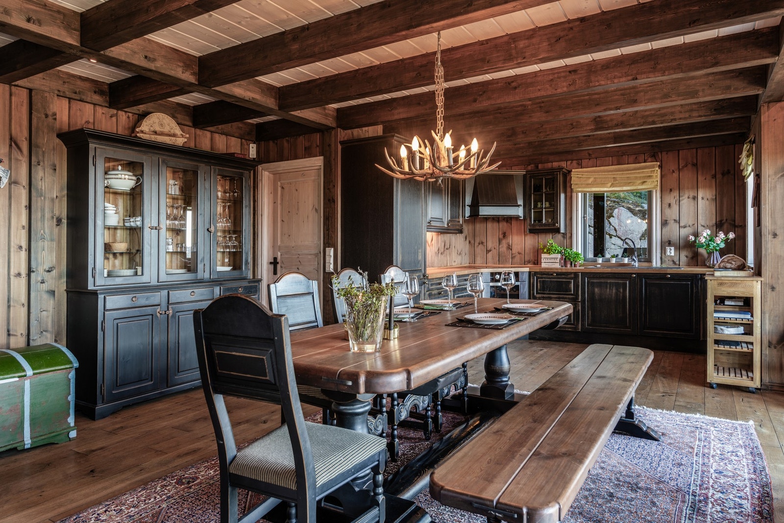 Spisestue og kjøkken i åpen løsning - perfekt for sosial matlaging. Galleribilde