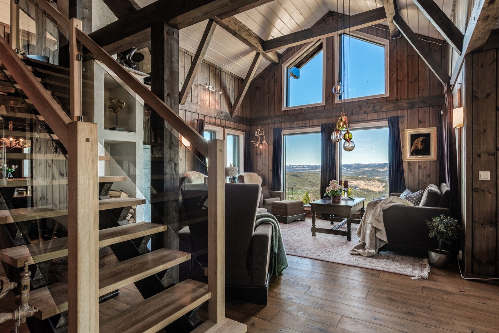 De store vindusflatene sørger for både naturlig lys og fantastisk utsikt. Galleribilde