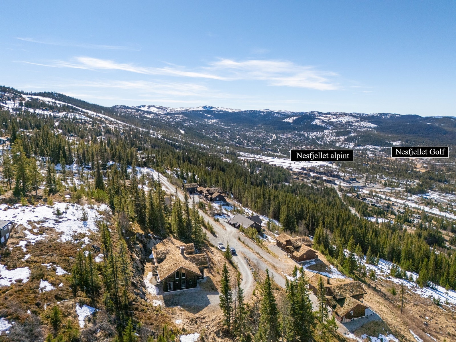 Hytten ligger tett på både skisenter og golfbane Galleribilde