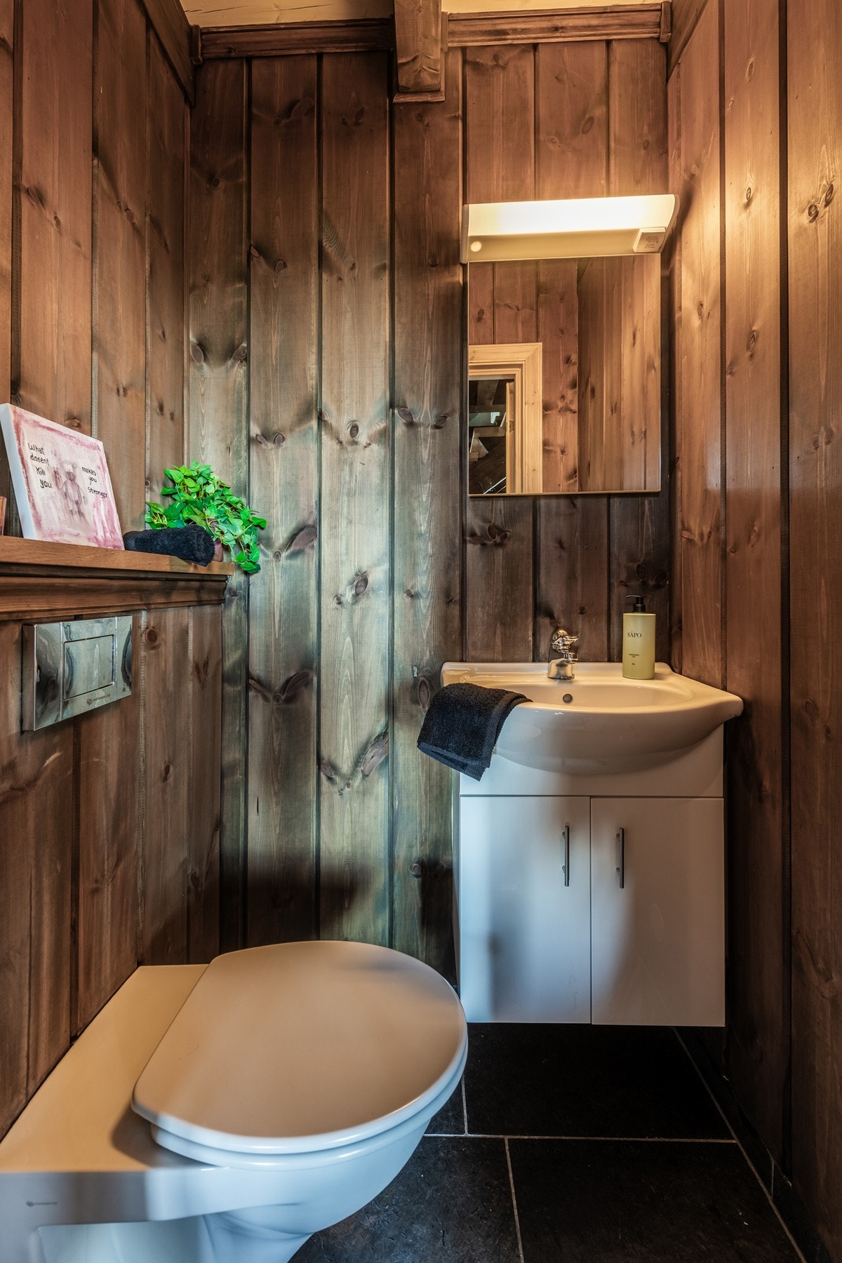 Toalettrom med flislagt gulv. Galleribilde